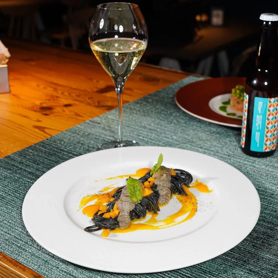 Spaghetto al nero di seppia zucca zenzero e cannocchie